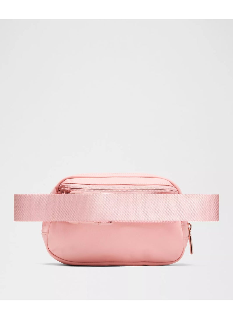 لولوليمون حقيبة الخصر Everywhere، صغيرة ومريحة، مزودة بأماكن جيب بسحاب، جيب خارجي سهل الوصول وجيب داخلي للأغراض الأساسية للتخزين أثناء التنقل، وردي - Image 3